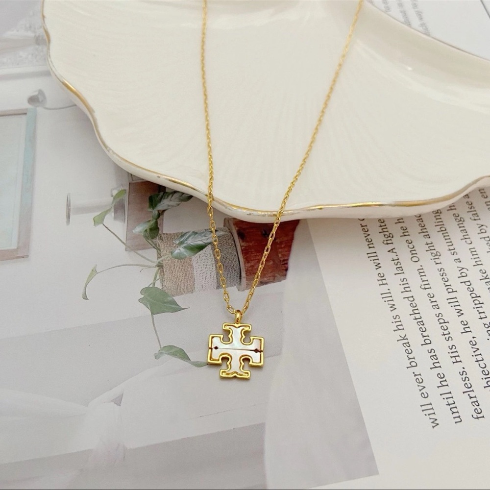 NEW Tory Burch TB Logo Enamel  Pendant Necklace Gold Mother of Pearl White - Picture 8 of 10